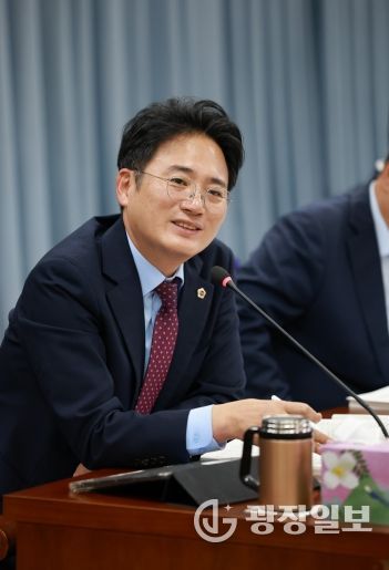 진호건 전남도의원이 농축산식품국 박현식 국장에게 질의하고 있다.