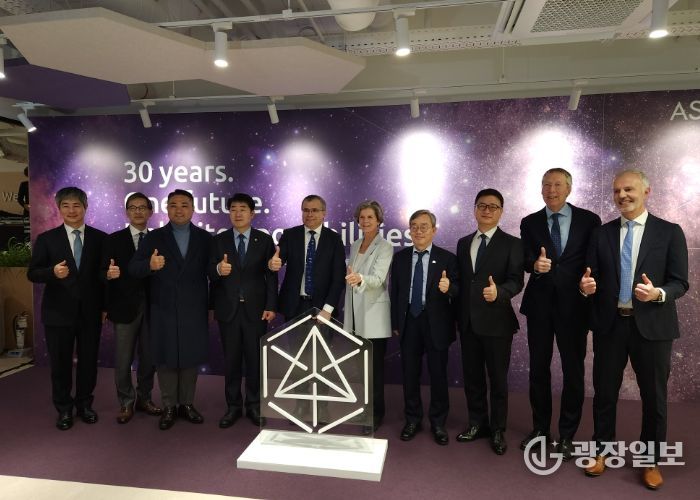 조승문 화성특례시 제2부시장이 히쳄 엠사드 ASM CEO, 이영석 ASM 코리아 대표 등 주요 내빈들과 기념촬영을 하고 있다