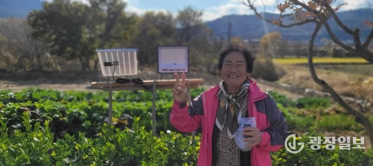 설치된 태양광 외등 앞에서 사진을 찍은 지원 가구