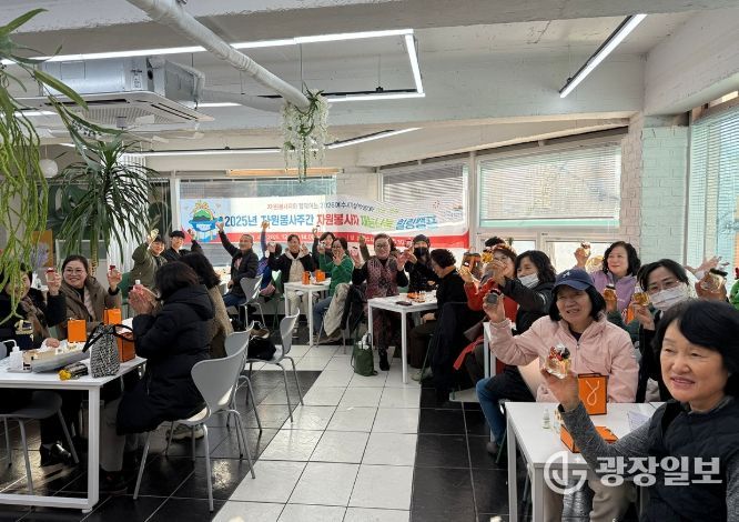 여수시는 지난 8일 연간 100시간 이상 활동한 우수 자원봉사자 50명을 대상으로 ‘2025 자원봉사주간 힐링캠프’ 프로그램을 운영했다.