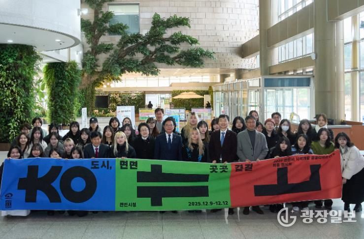 김석필 천안시장 권한대행 부시장이 9일 시청 로비에서 열린 ‘2025 지역개발 공공디자인 연구용역’ 최종보고회 연구 성과 전시를 둘러보고 있다.