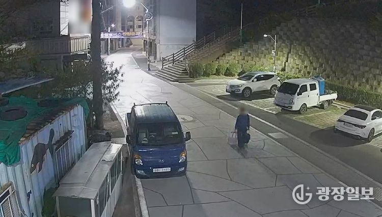 A씨가 절도한 물품을 캐리어에 숨겨 이동하는 장면