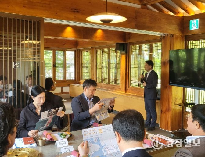 인천항만공사 물류전략처장이 호텔 최고 경영 책임자(CEO)를 대상으로 골든하버 복합지원용지를 홍보하고 있다