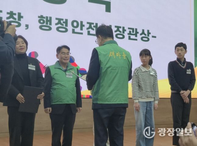 행정안전부장관상 받는 새마을문고구미시지부 김택동 회장