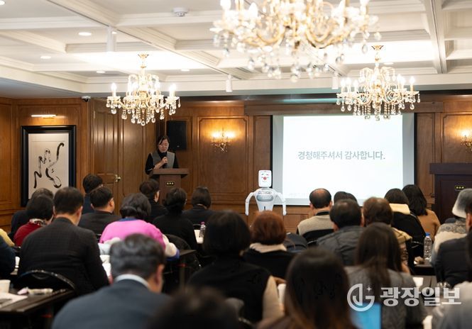 12월 9일 클럽806 서울에서 진행된 ‘2025 돌봄의 디지털 전환 사례 세미나’에서 돌봄로봇 실벗이 공동사회를 보고 있다.