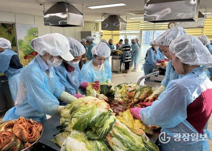 진주시가족센터, ‘맛있는 김장 체험’ 눈길