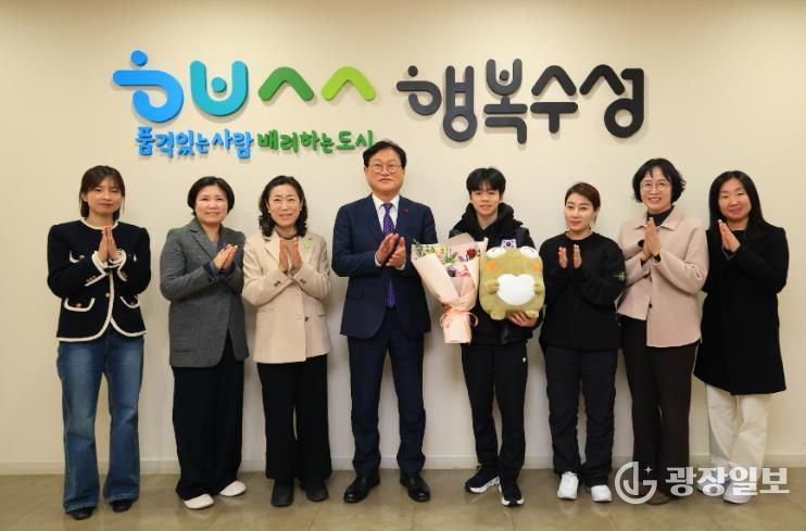 대구 수성미래교육재단(이사장 김대권)은 지난 10일 2025-2026 국제빙상경기연맹(ISU) 주니어 그랑프리 파이널 대회에서 우승한 서민규 선수(경신고 2학년)를 초청해 간담회를 열고 격려했다.