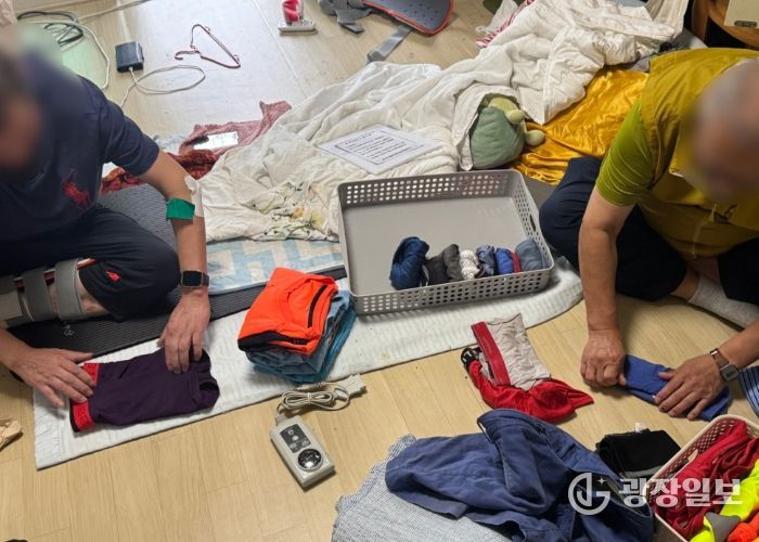 옷을 개고 있는 정리수납 봉사단