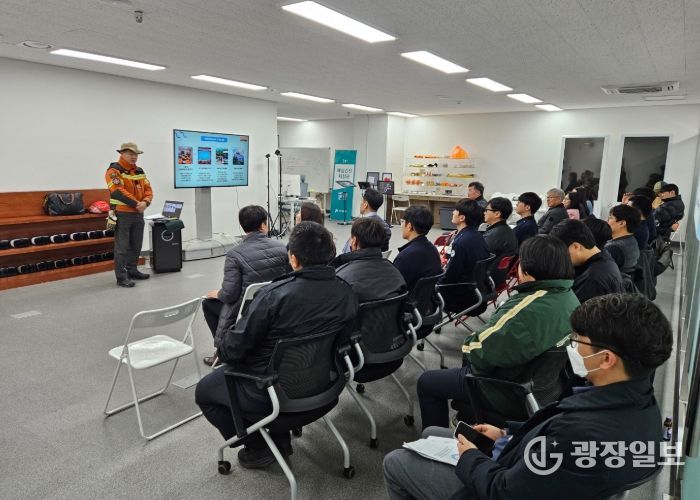 교육자는 재난안전 및 구조장비 전문기업 (주)한진지티씨의 신동진 대표입니다.