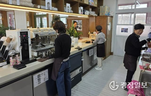 카페 가재미38 운영 모습