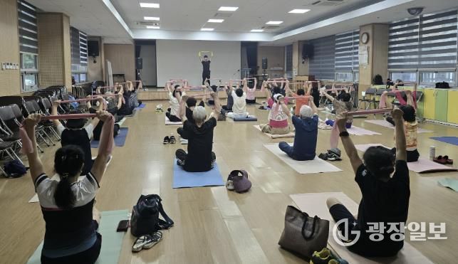 안산체력인증센터에서 단원구노인복지관을 방문, 운동처방을 진행하고 있다.