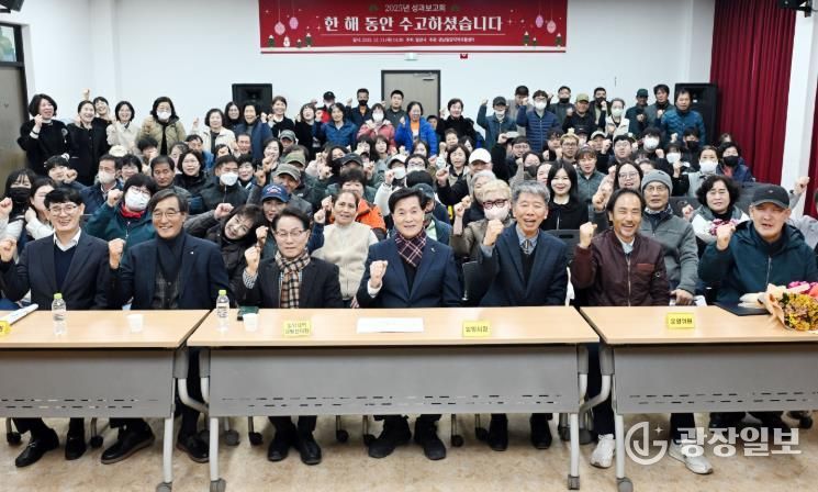 밀양지역자활센터에서 열린 2025년 자활사업 성과보고회 참석자들이 기념 촬영을 하고 있다.