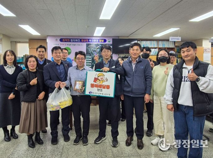 창녕군공무원노동조합 위원장이 박희진 주무관에게 행복배달통을 전달하고 있다.