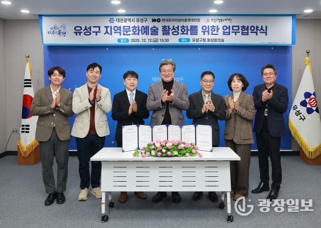 12일 현대프리미엄아울렛 대전점, 유성구행복누리재단과 ‘지역 문화 예술 활성화를 위한 업무협약’을 체결하고 기념촬영을 하고 있다. / 신현준 지점장(왼쪽에서 세 번째), 정용래 유성구청장(가운데), 홍정환 행복누리재단 상임이사(오른쪽에서 세 번째)