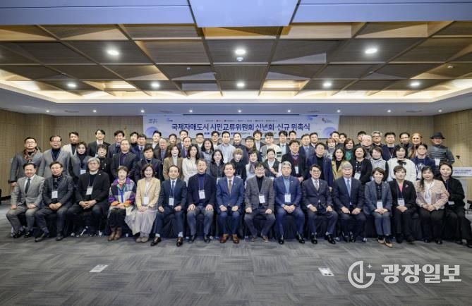 지난 1월 열린 ‘수원시 국제자매도시 시민교류위원회 신년회·신규 위촉식’에서 이재준 수원시장(앞줄 왼쪽 8번째)과 위원들이 함께하고 있다.