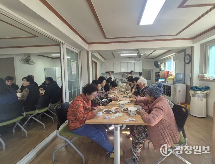 함안군, 경로당 입식 식탁 지원