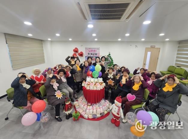 오산시 중앙동, ‘뇌튼튼 뜨개교실’ 어르신들 손뜨개 목도리 120여 개 기탁