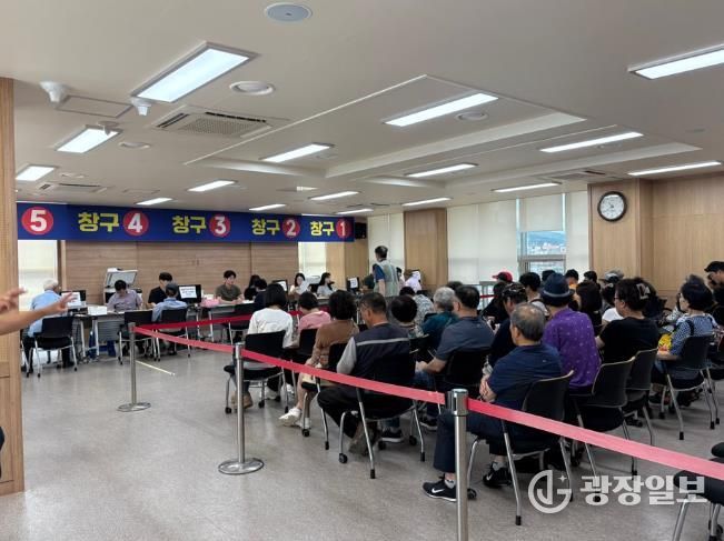 (홍성군, 민생회복 소비쿠폰 집행 우수 지자체 선정)_지난 7월 소비쿠폰 신청 현장