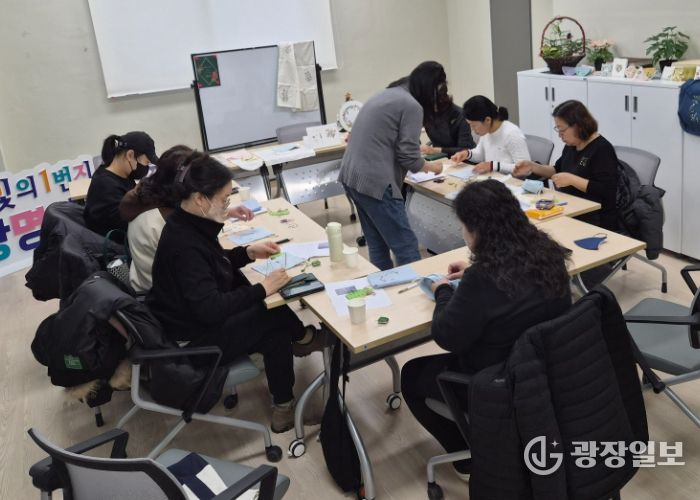 광명시 광명1동 주민자치회는 내년도 본격 운영에 앞서 주민자치센터 홍보와 주민 수요 파악을 위한 ‘주민자치프로그램 시범 운영’을 시작했다.