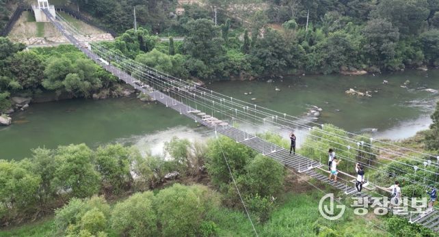 곡성군 죽곡면에 소재한 대황강 출렁다리