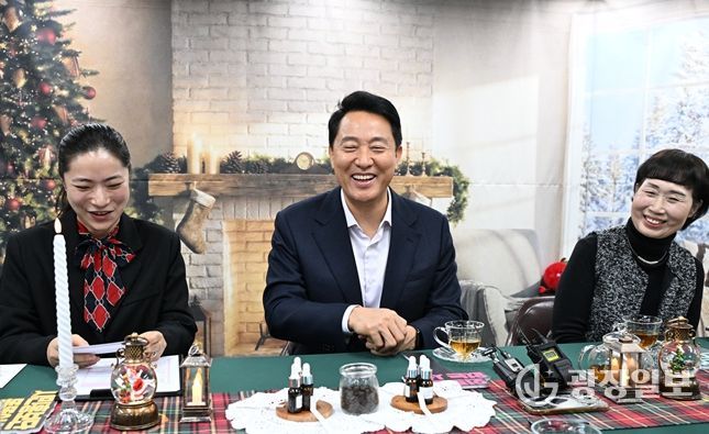 오세훈 서울시장이 17일(수) 외로움 없는 서울 1주년 기념 현장소통 간담회참석자들의 경험사례와 현장 의견을 나누고 있다.