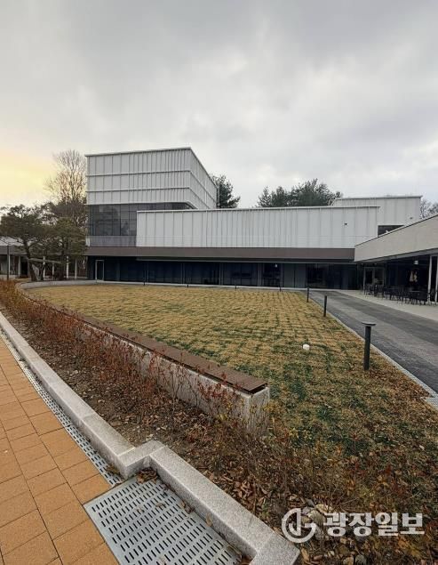 결혼식 후 연회장소로 활용할 수 있는 성남물빛정원 뮤직홀 앞 잔디마당