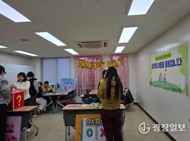 밀양시정신건강복지센터가 청소년수련관에서 학교 밖 청소년에게 스트레스 검사와 건강 상식 퀴즈 프로그램을 진행하고 있다.