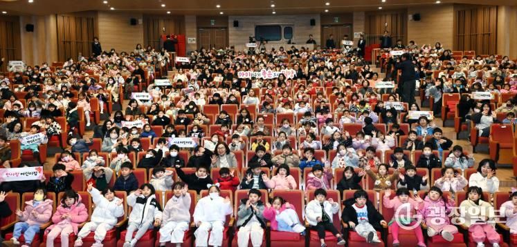 전국밀양향우연합회가 18일 밀양아리랑아트센터에서 쑥쑥 자라나는 밀양 꿈동이들의 행복나들이 행사를 개최했다.