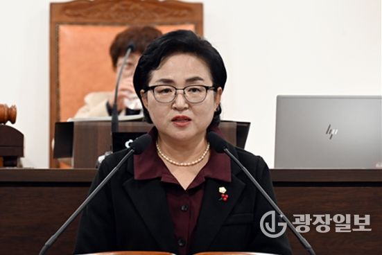 남해군의회 제289회 제2차 정례회 제3차 본회의에서 장영자 의원이 예산결산특별위원회 심사보고를 하고 있다.