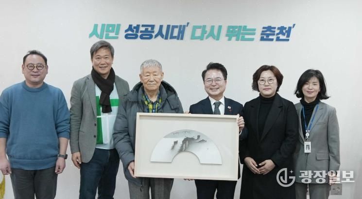 한국화 거장 임전 허문, 춘천시에 ‘운무산수화’ 기증