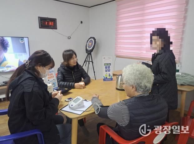 경로당 방문 보건·복지상담 및 1인 가구 가정 방문 모습