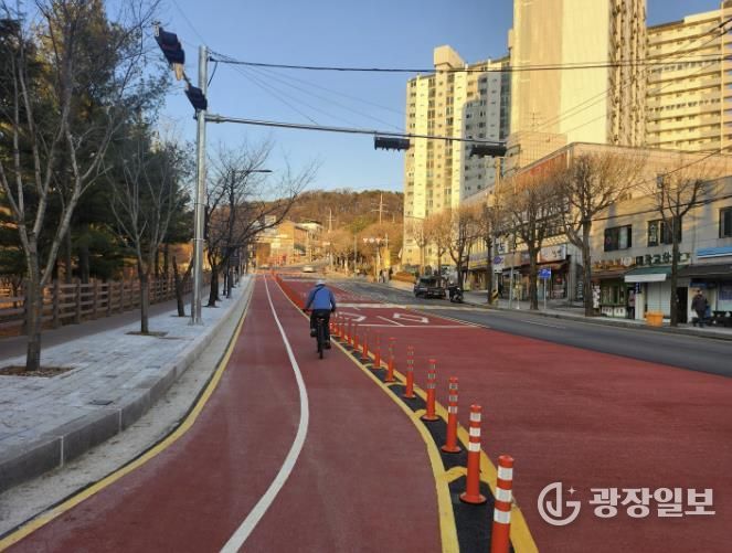 자전거 도로가 조성되고, 2차로로 확장된 광교산로
