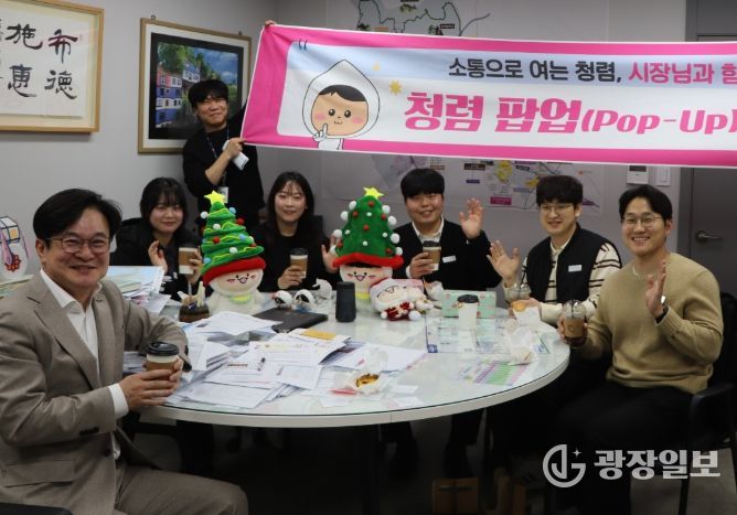 김병수 김포시장이 ‘청렴팝업카페’를 통해 철도과 직원들과 소통의 시간을 갖고 있다.