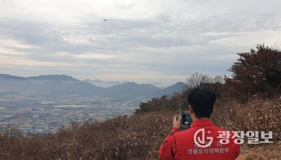 시 산불방지대책본부 직원이 열화상 드론을 활용해 산림 연접지 소각행위를 예찰 중이다.