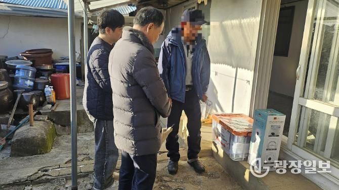 서산시가 주거 취약 가구에 난방 용품을 전달하는 모습