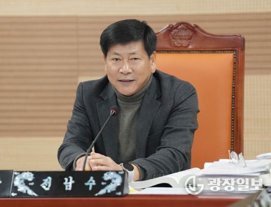 전남수 의원이 충청남도시군의회의장협의회가 주관한 ‘충남의정봉사대상’을 수상하고 있다.