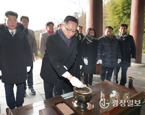 아산시의회 홍성표 의장을 비롯해 의원들과 직원들이 현충사를 찾아 참배했다