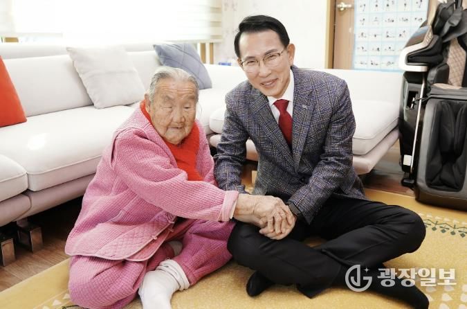 서산시가 병오년 새해를 맞아 장수 어르신을 방문했다.(인지면 김근해 어르신)