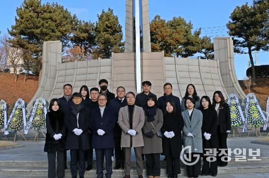 당진교육지원청, 나라사랑공원 현충탑 참배로 새해 업무 시작