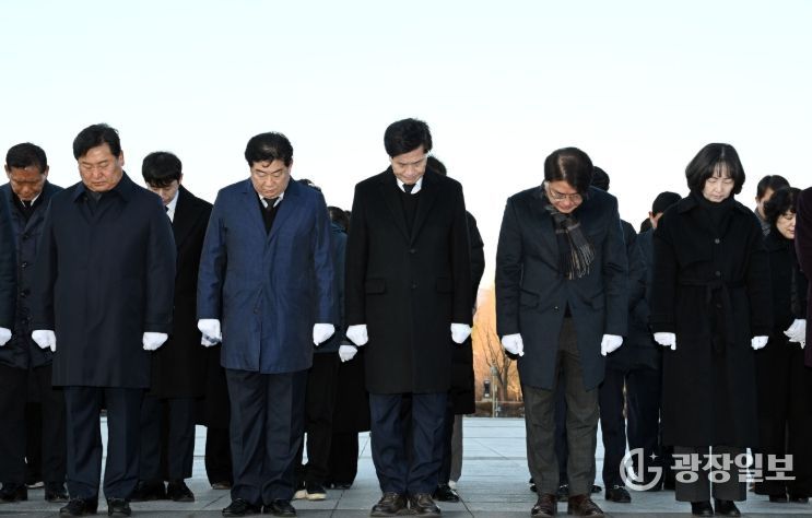 밀양시가 2일 충혼탑을 찾아 순국선열과 호국영령을 기리며 참배하고 있다.