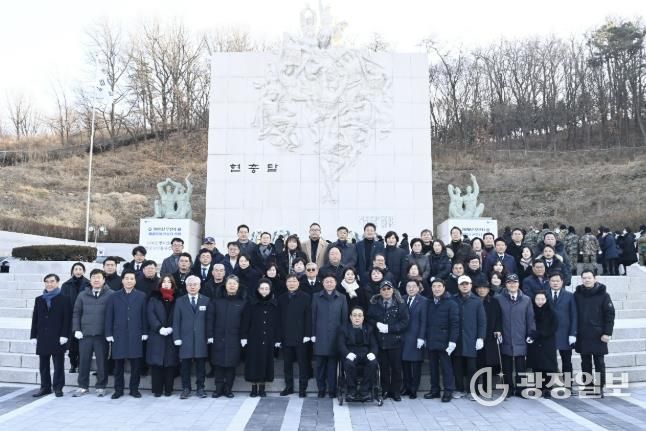 참배 참석자들이 현충탑 앞에서 순국선열의 넋을 기리며 기념 촬영을 하고 있다.