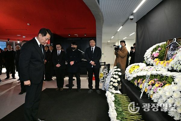 오세훈 서울시장이 6일(화) 충무로 서울영화센터에 마련된 고(故) 안성기 배우 추모공간을 찾아 헌화 후 묵념하고 있다.