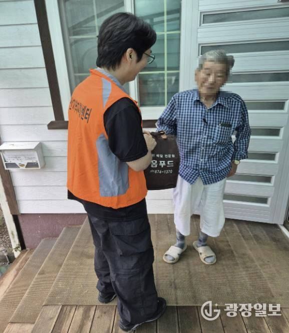 지난 5일 저소득 보훈가족 어르신께 밑반찬을 전달하는 모습