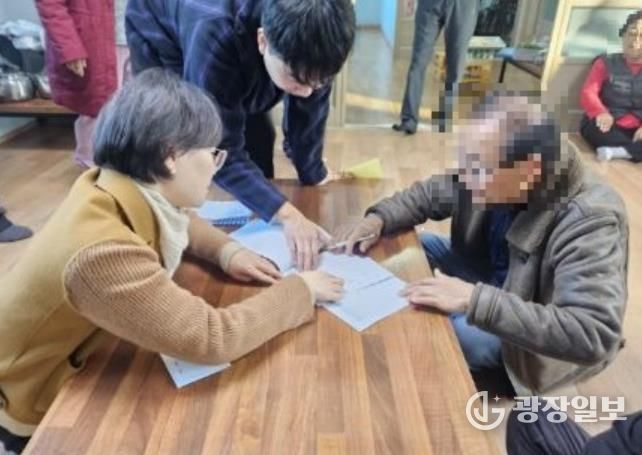 어르신 효도 우대권 배부 사진