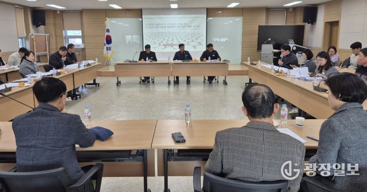 나주시농업기술센터가 지난 5일 농업인교육관에서 ‘2026년도 주요업무계획 보고회’를 농촌 고령화와 기후변화에 대응하기 위해 토론 방식으로 진행했다.