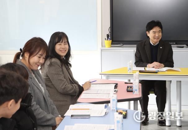 김대중 전남교육감과 화순만연초 교육가족들이 다문화교육 내실화 방안을 주제로 논의하고 있다.