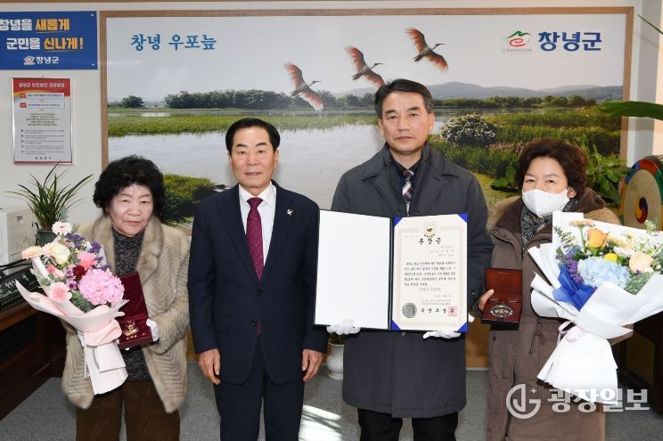 1. 화랑무공훈장 전수식을 실시하고 있다.