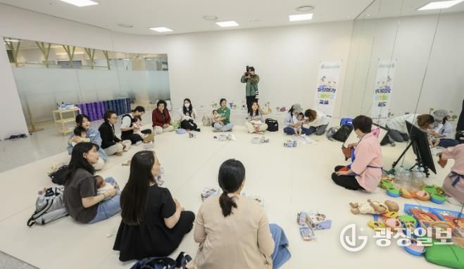 과천시 보건소에서 운영하는 과천아기 오감발달 교실에 참여한 시민들 모습