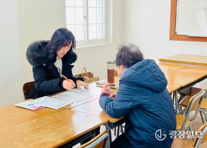 수원시 영통구치매안심센터 관계자가 망포동성당에서 찾아가는 치매조기검진을 하고 있다.