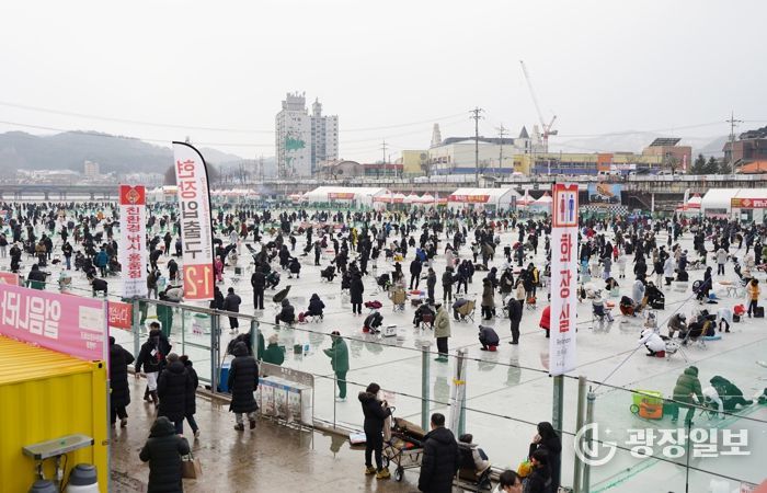 2026 얼음나라 화천산천어축제가 10일 화천읍과 화천천 일대에서 개막했다. 축제는 오는 2월1일까지, 23일 간 계속된다